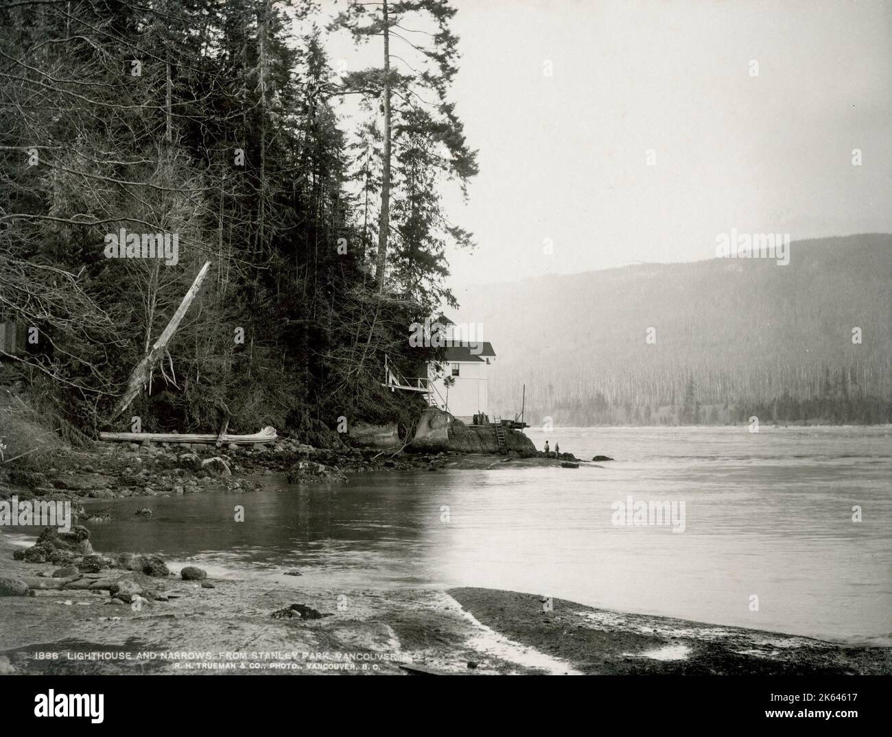 Vintage 19. Jahrhundert Fotografie - Leuchtturm und Verengen aus Stanley Park, Vancouver, British Columbia, Kanada. Stockfoto