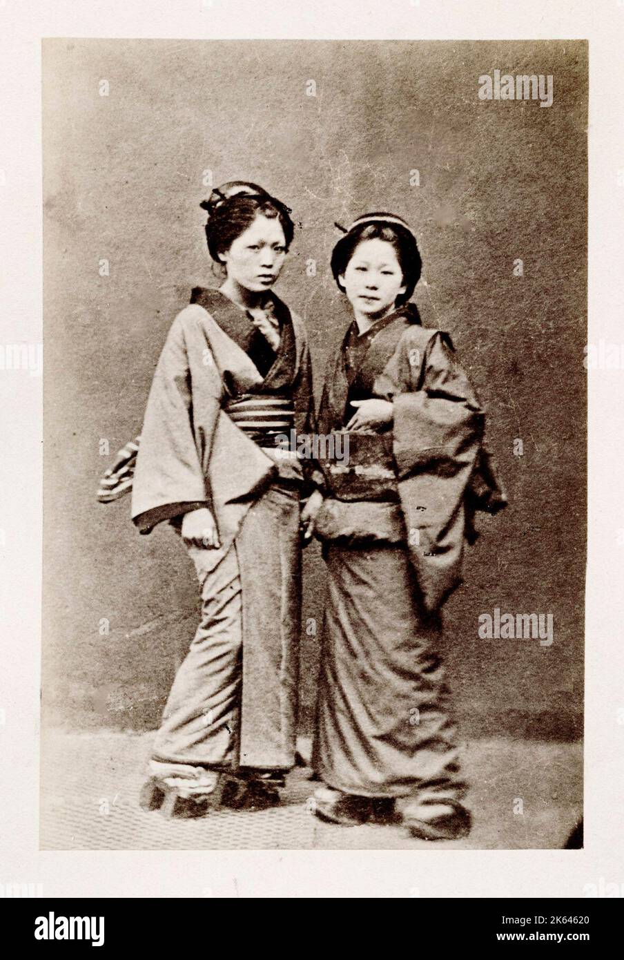 Vintage 19. Jahrhundert Fotografie - frühe fotografische Porträt aus Japan, wahrscheinlich das Werk der japanischen Fotografin Shimooka Renjo - zwei junge Frauen. Stockfoto