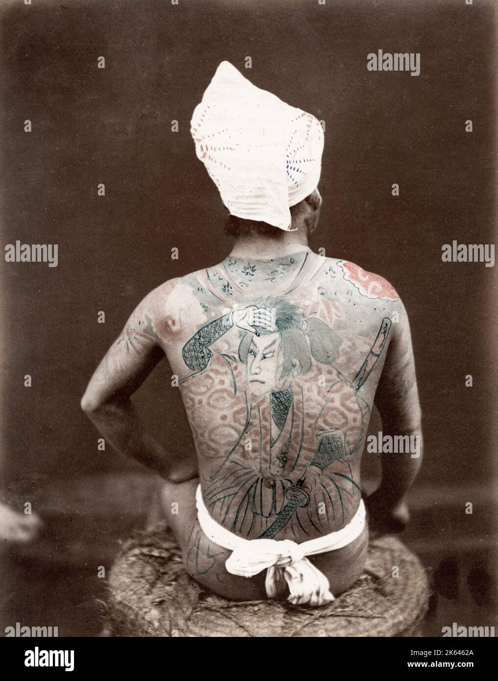 Vintage 19. Jahrhundert Fotografie Japan - Mann mit umfangreichen kunstvollen Tattoo Tätowierung auf dem Rücken. Stockfoto