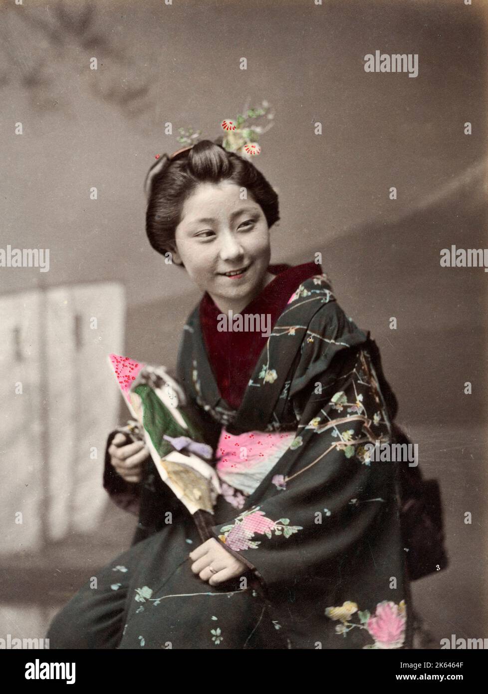 Vintage 19. Jahrhundert Fotografie Japan - junge Frau in verzierten Kimono, lächelnd. Stockfoto