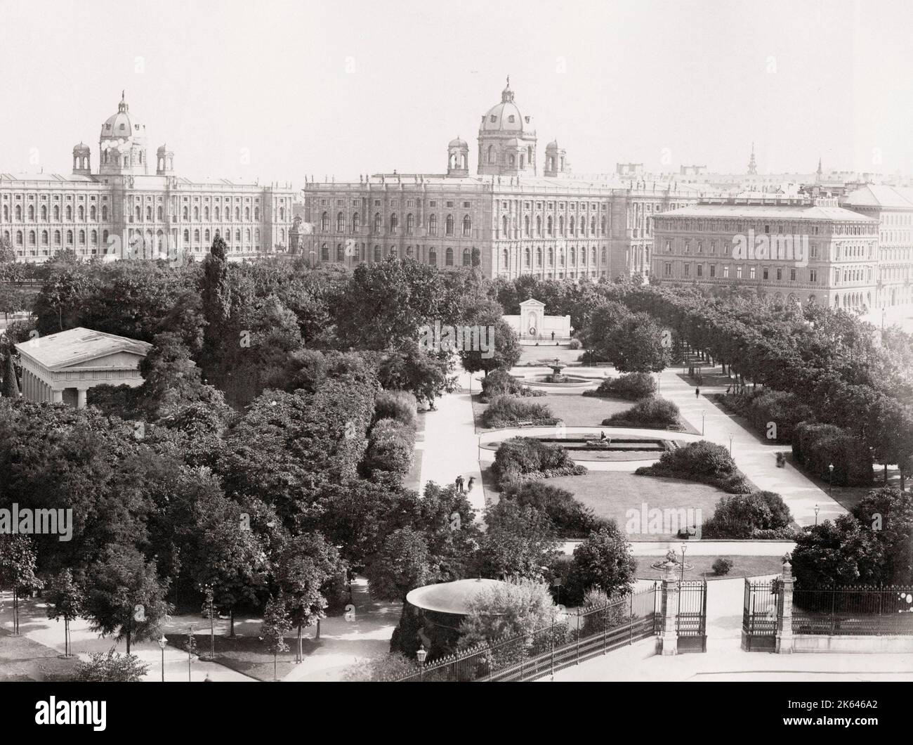 Vintage-Foto aus dem 19. Jahrhundert: Der Volksgarten ist ein öffentlicher Park in der Inneren Stadt im ersten Bezirk von Wien, Österreich. Der Garten, der Teil der Hofburg ist, wurde 1821 von Ludwig Remy angelegt. Stockfoto