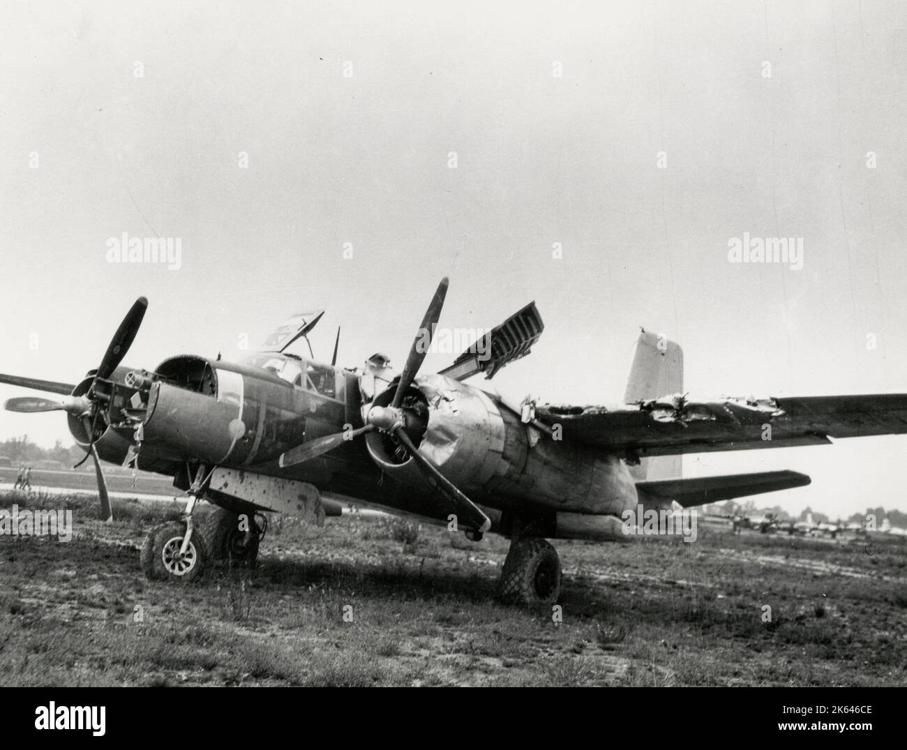 Vintage-Foto des Zweiten Weltkriegs - offizielles US-Militärfoto: Douglas A-26 Eindringling, leichter Bomber, schwer beschädigte Landung bei Great Dunmow, Essex. Stockfoto