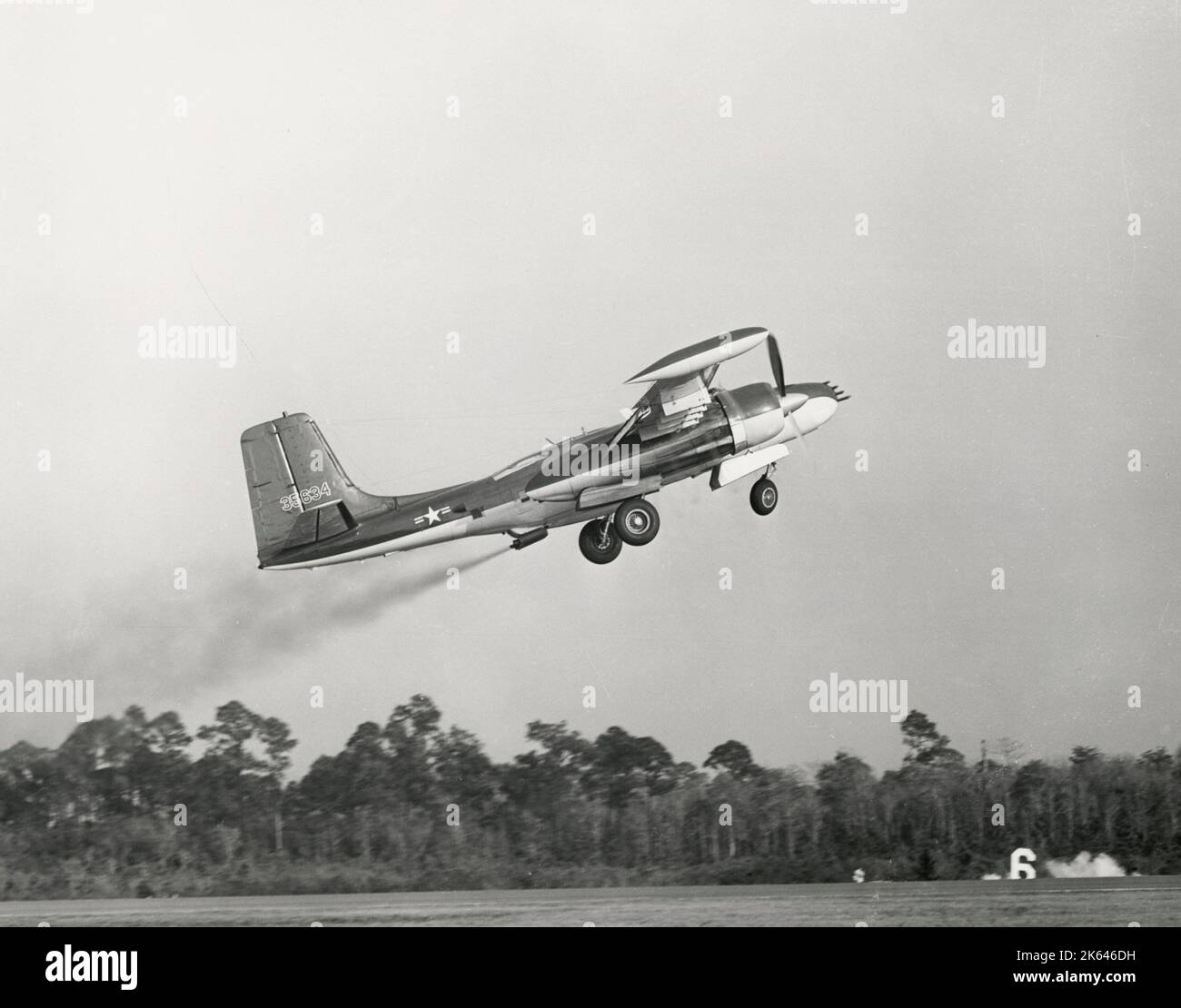 Vintage-Foto des Zweiten Weltkriegs - offizielles US-Militärfoto: Modifiziert Douglas B-26 Invader macht einen Jet-assistierten Start während der Versuche in Florida. Stockfoto