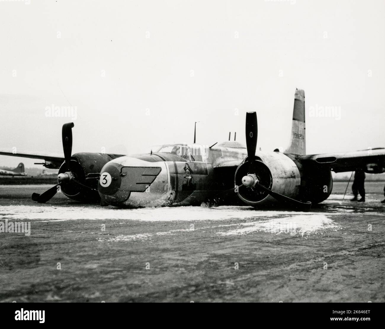 Vintage-Foto des Zweiten Weltkriegs - offizielles US-Militärfoto: Wrack eines Douglas A-26 Eindringlings der 386. Bombengruppe nach der Absturzlandung auf seiner Basis in Beaumont Frankreich. Stockfoto