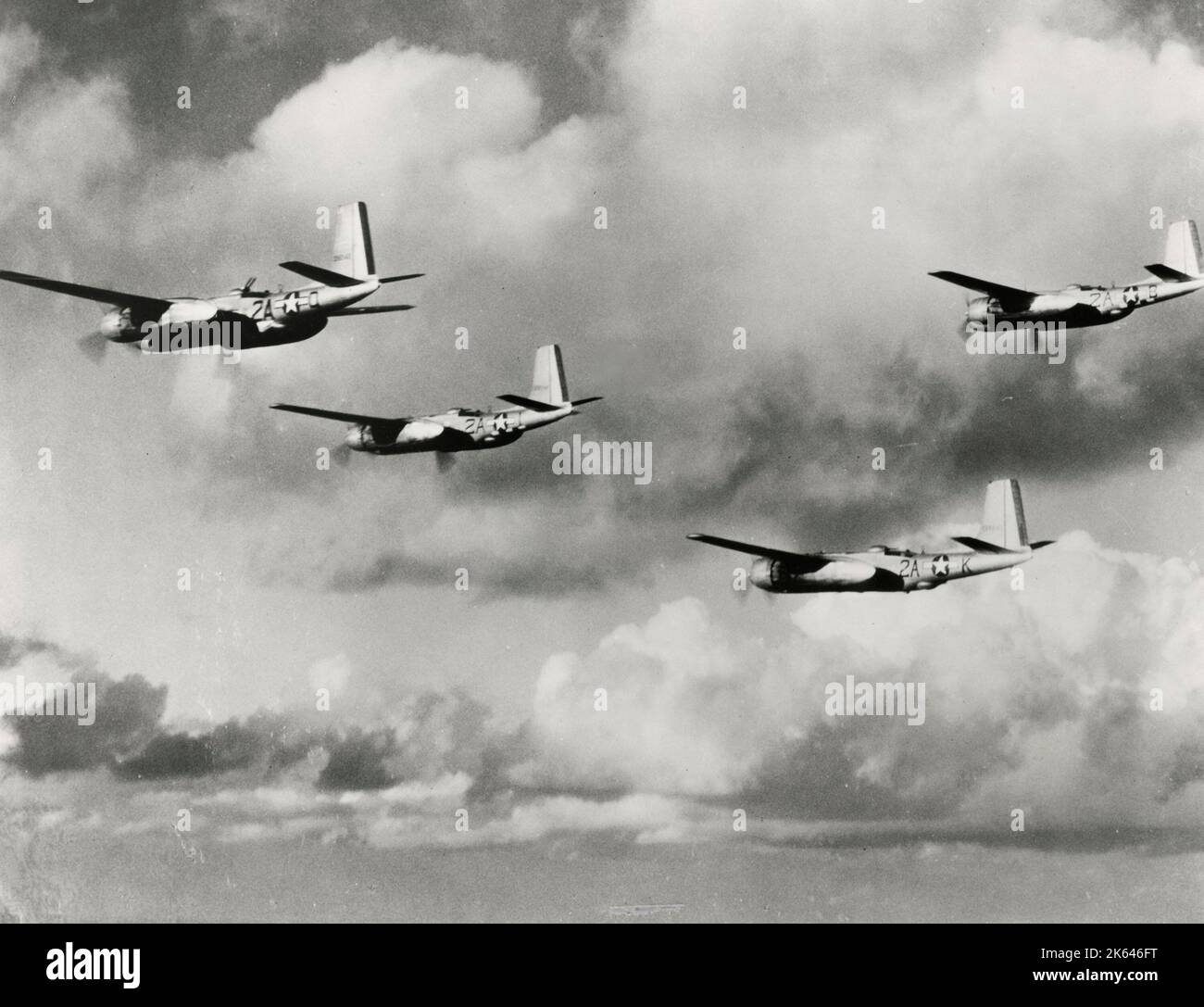 Vintage-Foto des Zweiten Weltkriegs - offizielles US-Militärfoto: Flug von vier Douglas A-26 Invaders, leichten Bombern, Teil des Luftwaffenbeschußens von Deutschland 9. Stockfoto