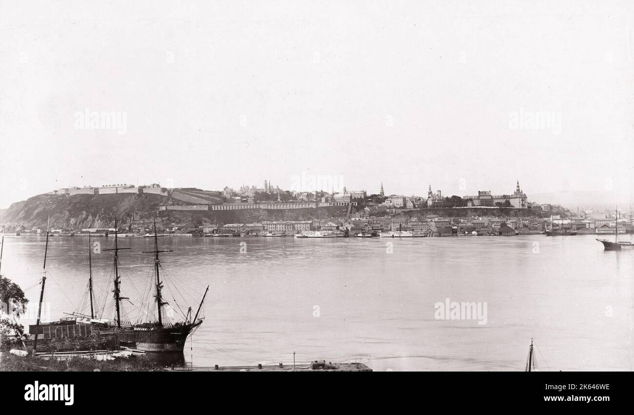 c.1890 Vintage-Foto: Quebec, Stadt von Levis, Schiff im Vordergrund, Kanada. Stockfoto