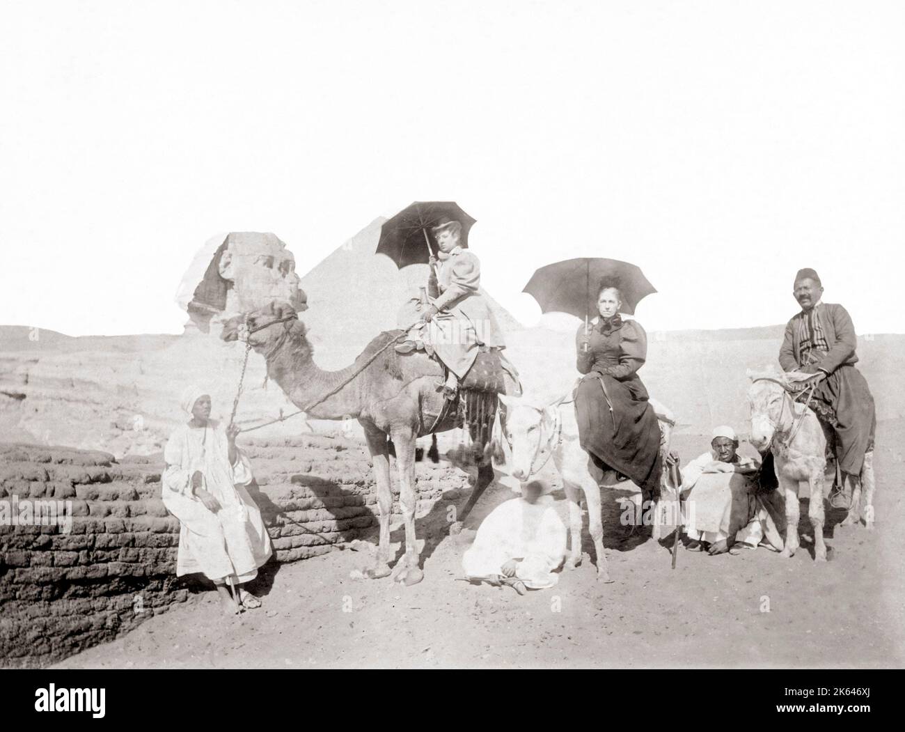 Touristen an der Sphinx mit dem Kamel und Esel, Ägypten, 1900 Stockfoto