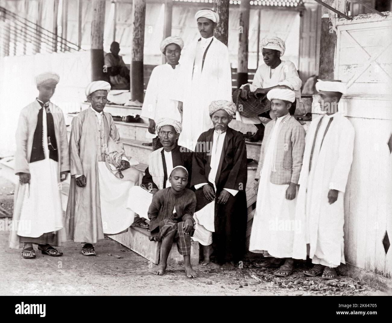 C. 1880s Südostasien - Gruppe arabischer Männer und Jungen in Singapur Stockfoto