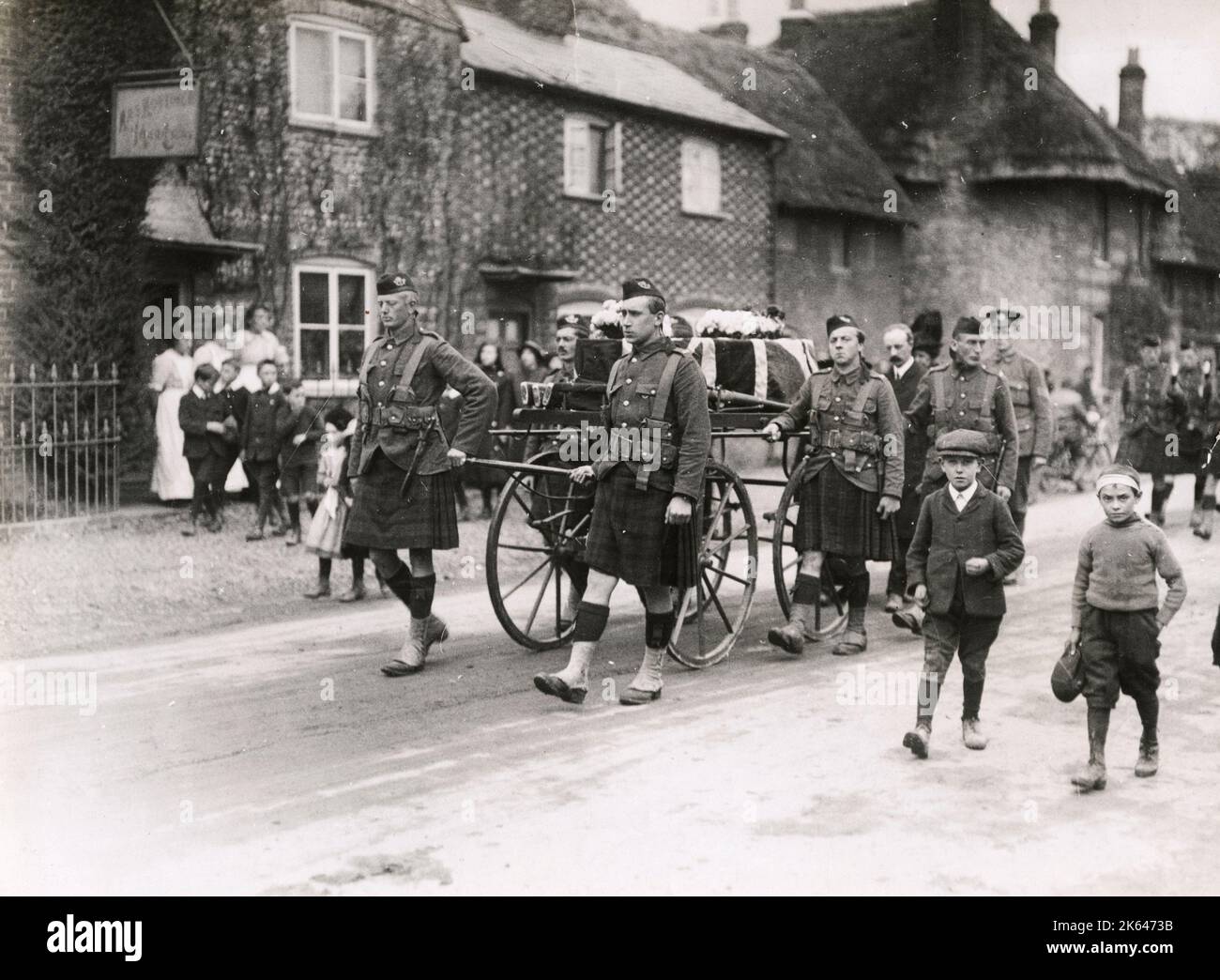 Vintage-Foto des Ersten Weltkriegs - 1. Weltkrieg: Beerdigung des Candaian Highlander Soldaten Stockfoto