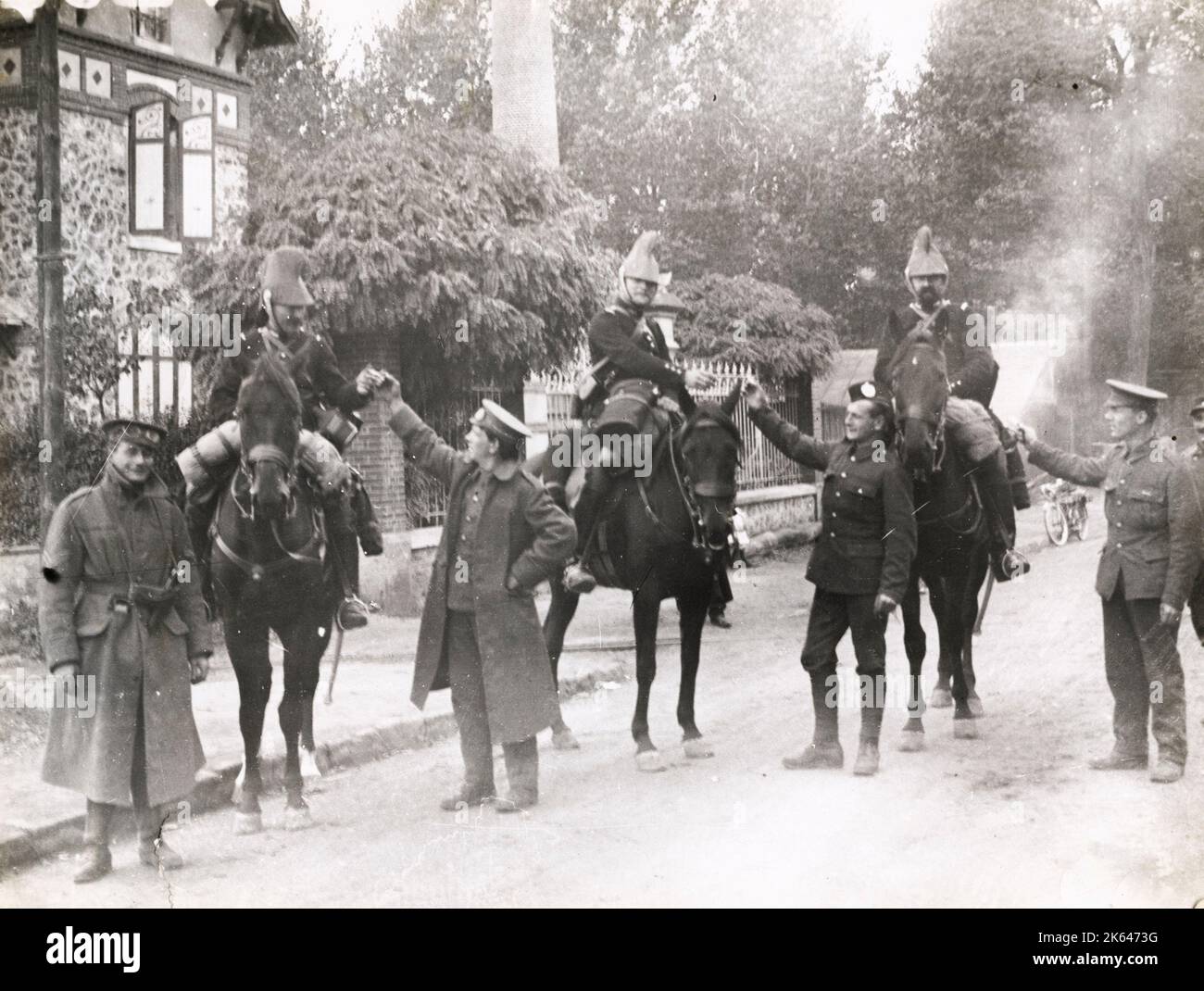 Vintage World war One Photo - WWI: Britische Soldaten, die der französischen Kavallerie Zigaretten anbieten. Stockfoto