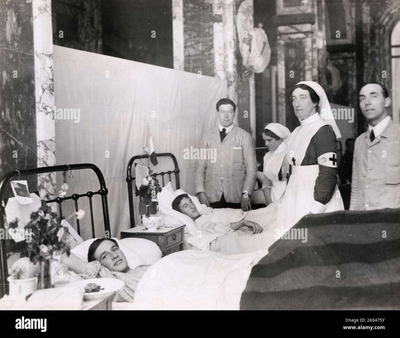 Vintage World war One Foto - WWI: Ärztinnen Rotes Kreuz Krankenhaus, Paris. Stockfoto