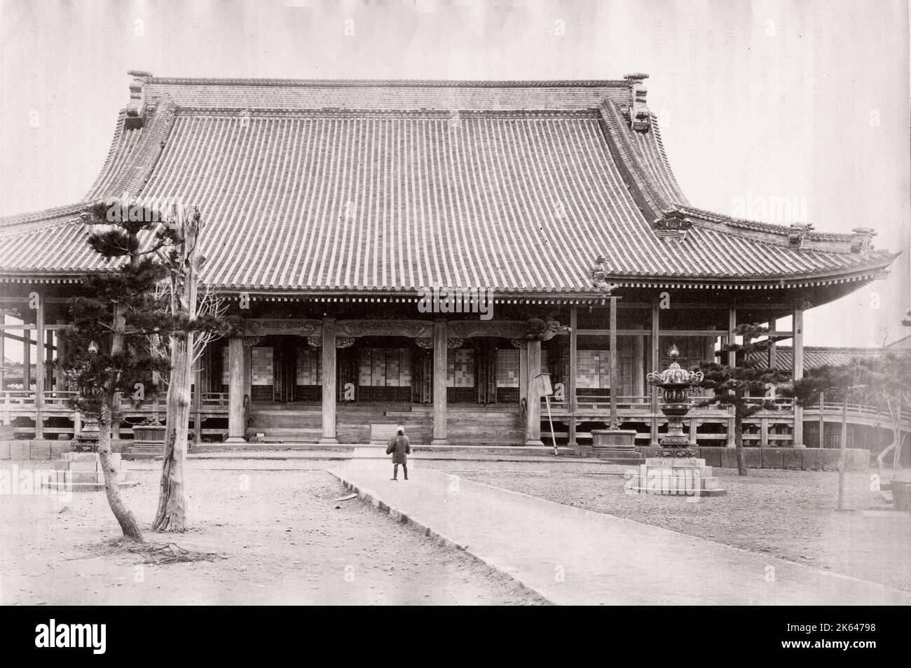 Japan aus den 1870er Jahren - Nishi Monzeki-Tempel Yedo Tokyo brannte 1872 aus dem Magazin „The Far East“ Stockfoto