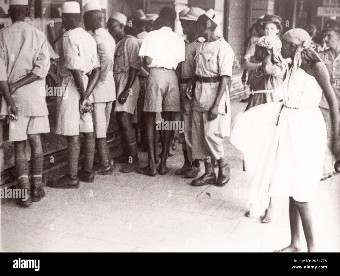 1940s Ostafrika - Kenia - Straßenszene in Nairobi Foto von einem während des Zweiten Weltkriegs in Ostafrika und im Nahen Osten stationierten Rekrutierungsbeamten der britischen Armee Stockfoto