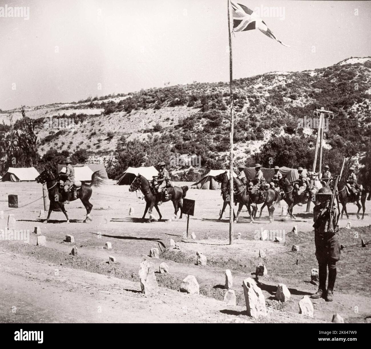 1943 Syrien - Trans-Jordan oder Trans-Jordanian Frontier Force TJFF Armeeregimentfoto eines britischen Armeeanwärters, der während des Zweiten Weltkriegs in Ostafrika und dem Nahen Osten stationiert war Stockfoto