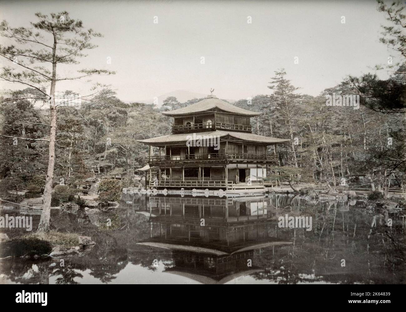 Vintage 19. Jahrhundert Fotografie - Japan - aus dem Atelier von Baron Raimund von Stillfried. Kinkaku-ji (金閣寺, wörtlich 'Tempel des Goldenen Pavillons'), offiziell Rokuon-ji (鹿苑寺, wörtlich 'Hirschgarten-Tempel') genannt, ist ein Zen-buddhistischer Tempel in Kyoto, Japan. Stockfoto