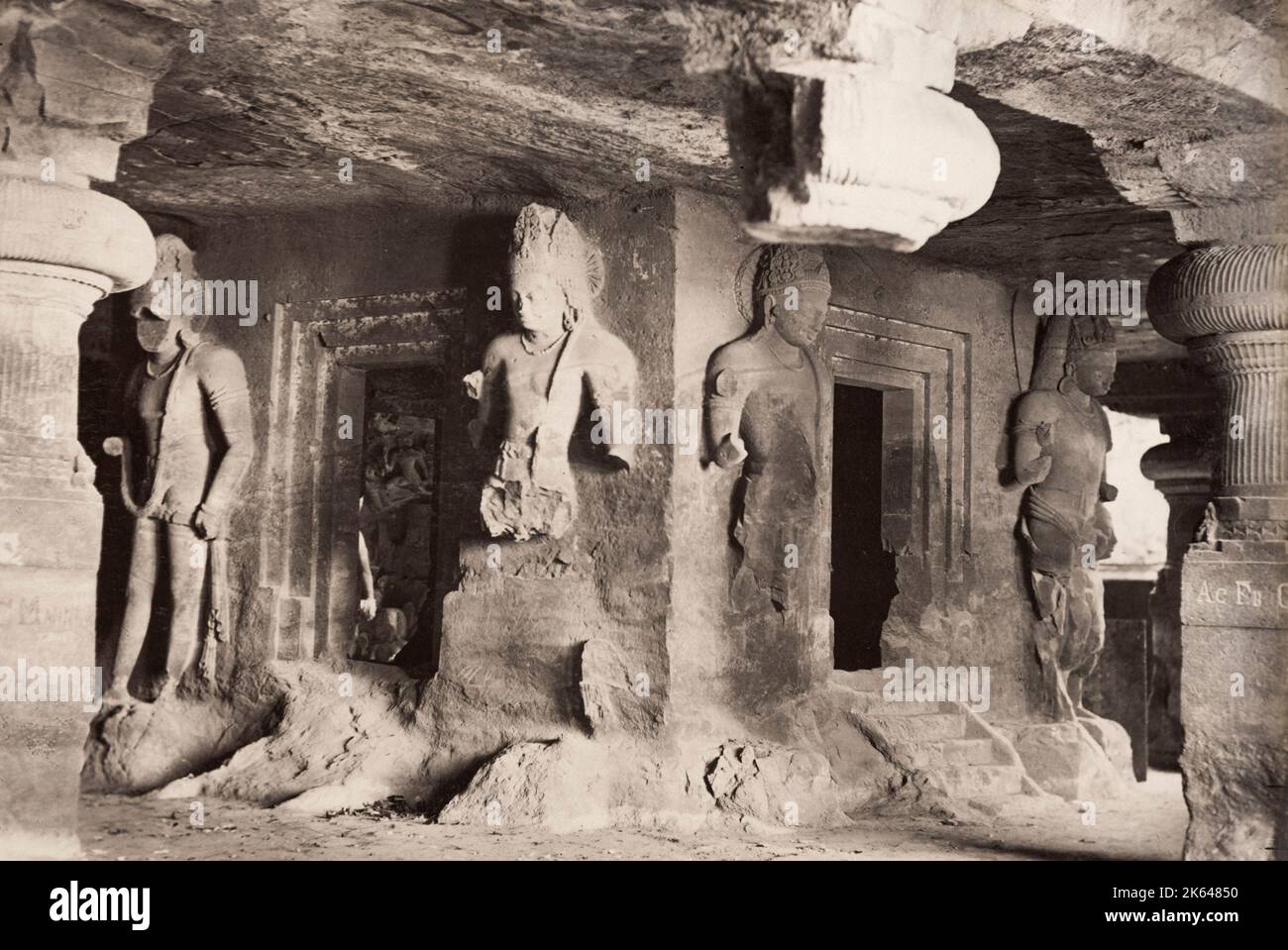 Altes Foto aus dem 19. Jahrhundert - Figuren auf der Linga Cave, Elephanta, Indien, ca. 1880er Jahre. Die Elephanta-Höhlen gehören zum UNESCO-Weltkulturerbe und sind eine Sammlung von Höhlentempeln, die vorwiegend dem hindugott Shiva gewidmet sind. Sie befinden sich auf der Insel Elephanta oder Gharapuri im Hafen von Mumbai, 10 km östlich von Mumbai im indischen Bundesstaat MahÃ„ÂrÃ„Âshtra. Stockfoto