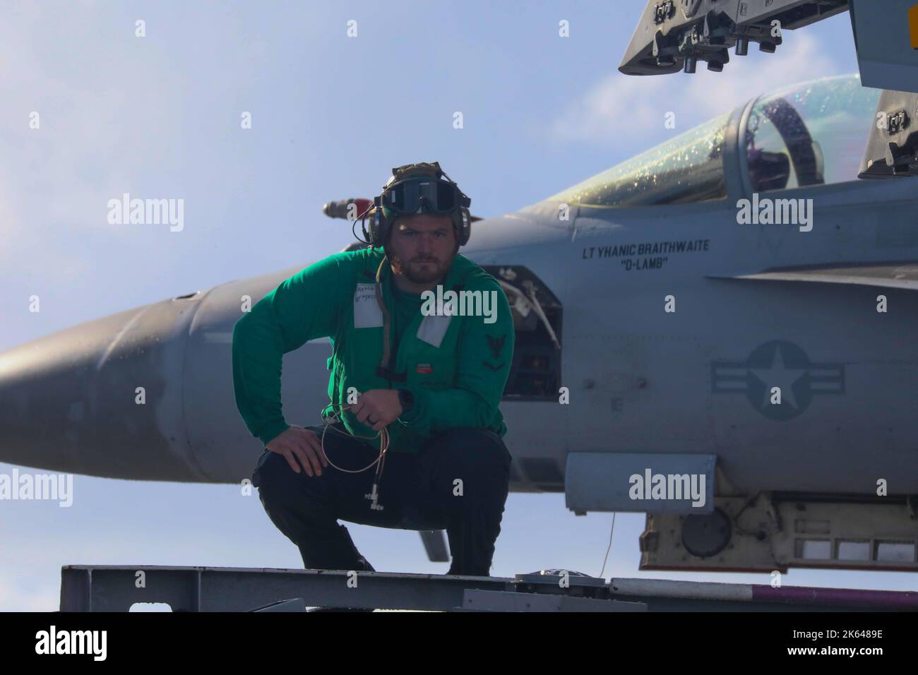 221010-N-AL206-1100 ATLANTISCHER OZEAN (OKT 10, 2022) Ein Seemann an Bord des Gerald R. Ford-Klasse Flugzeugträgers Gerald R. Ford (CVN 78) blickt auf den Arleigh Burke-Klasse Lenkraketen-Zerstörer USS McFaul (DDG 74) während einer Auffüllung auf See. Gerald R. Ford befindet sich auf seinem ersten Einsatz und führt Schulungen und Operationen entlang NATO-Verbündeten und -Partnern durch, um die Integration für zukünftige Operationen zu verbessern und das Engagement der US-Marine für eine friedliche, stabile und konfliktfreie atlantische Region zu demonstrieren. (USA Navy Foto von Mass Communication Specialist 3. Klasse Kerri Kline) Stockfoto