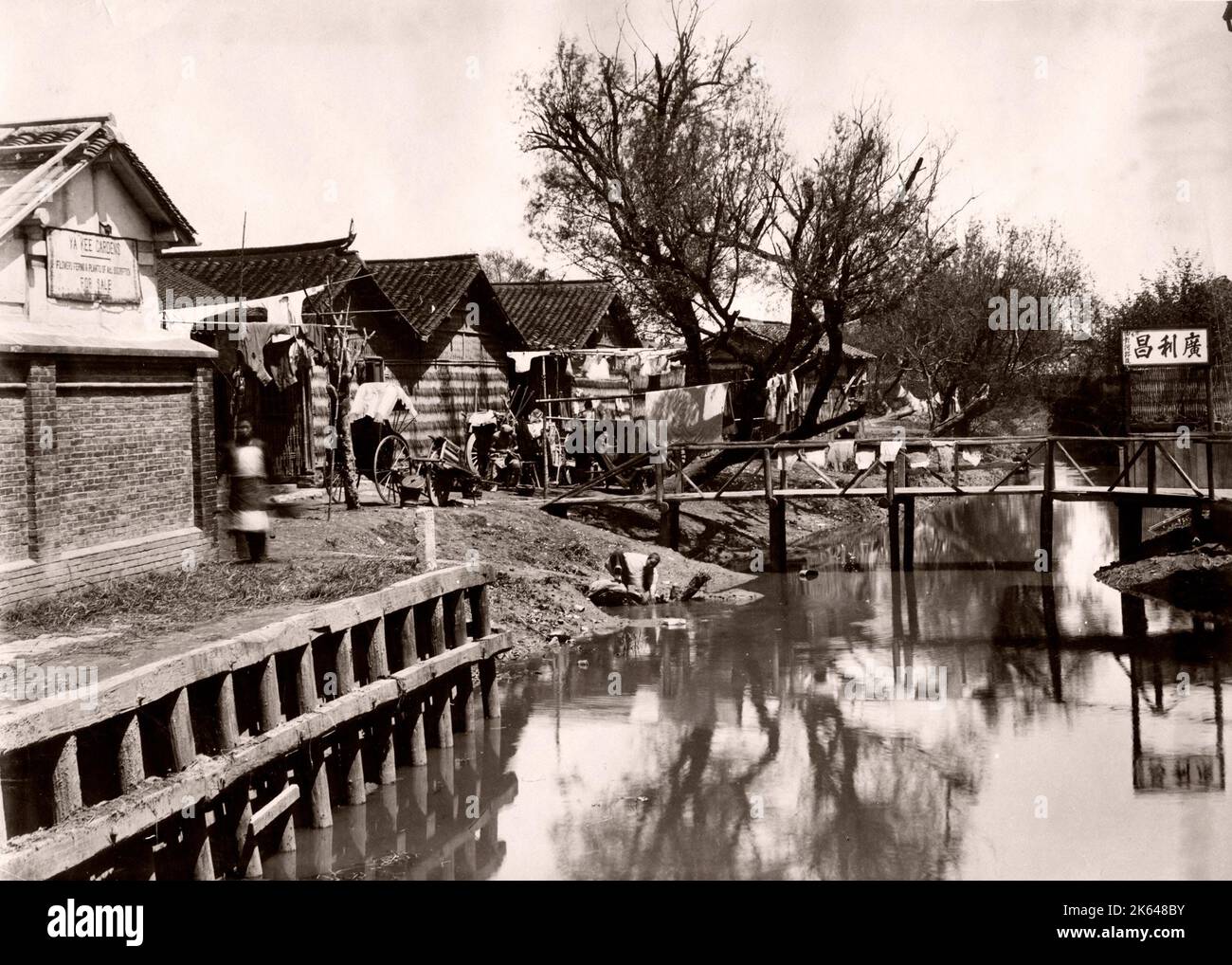 Tägliches Leben, Kanal, Rikscha, wahrscheinlich Shanghai, China., c.1890. Stockfoto