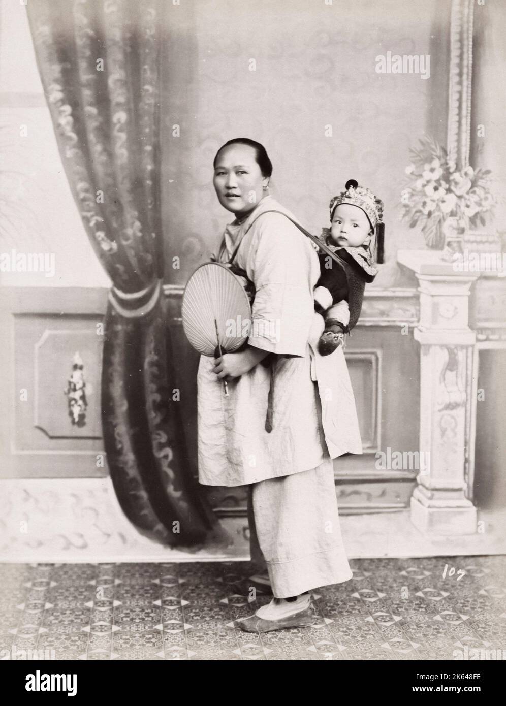 Vintage 19. Jahrhundert Foto: Chinesische Frau trägt ein Baby auf dem Rücken. Stockfoto