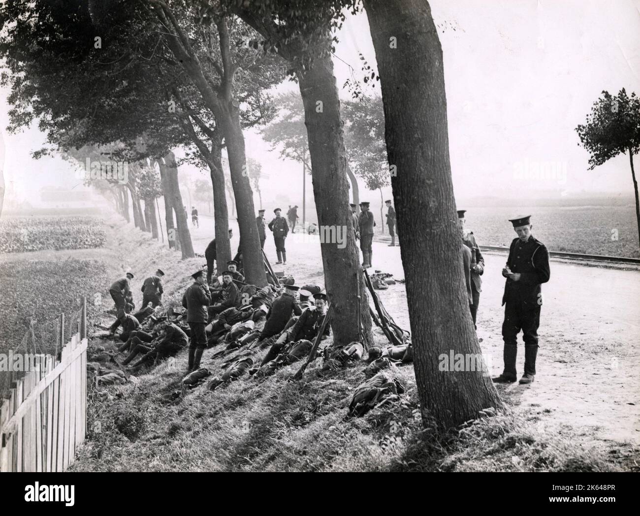 Vintage World war One Foto - WWI: Britische Royal Marines, die am Straßenrand in der Nähe von Ostende ruhen. Stockfoto