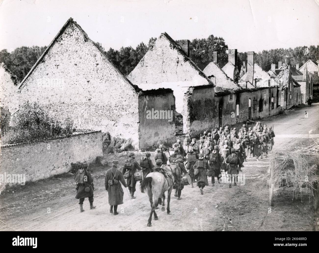 Vintage-Foto des Ersten Weltkriegs - 1. Weltkrieg: Französische Soldaten in Soizy-aux-Bois, auf dem Weg nach vorne. Stockfoto