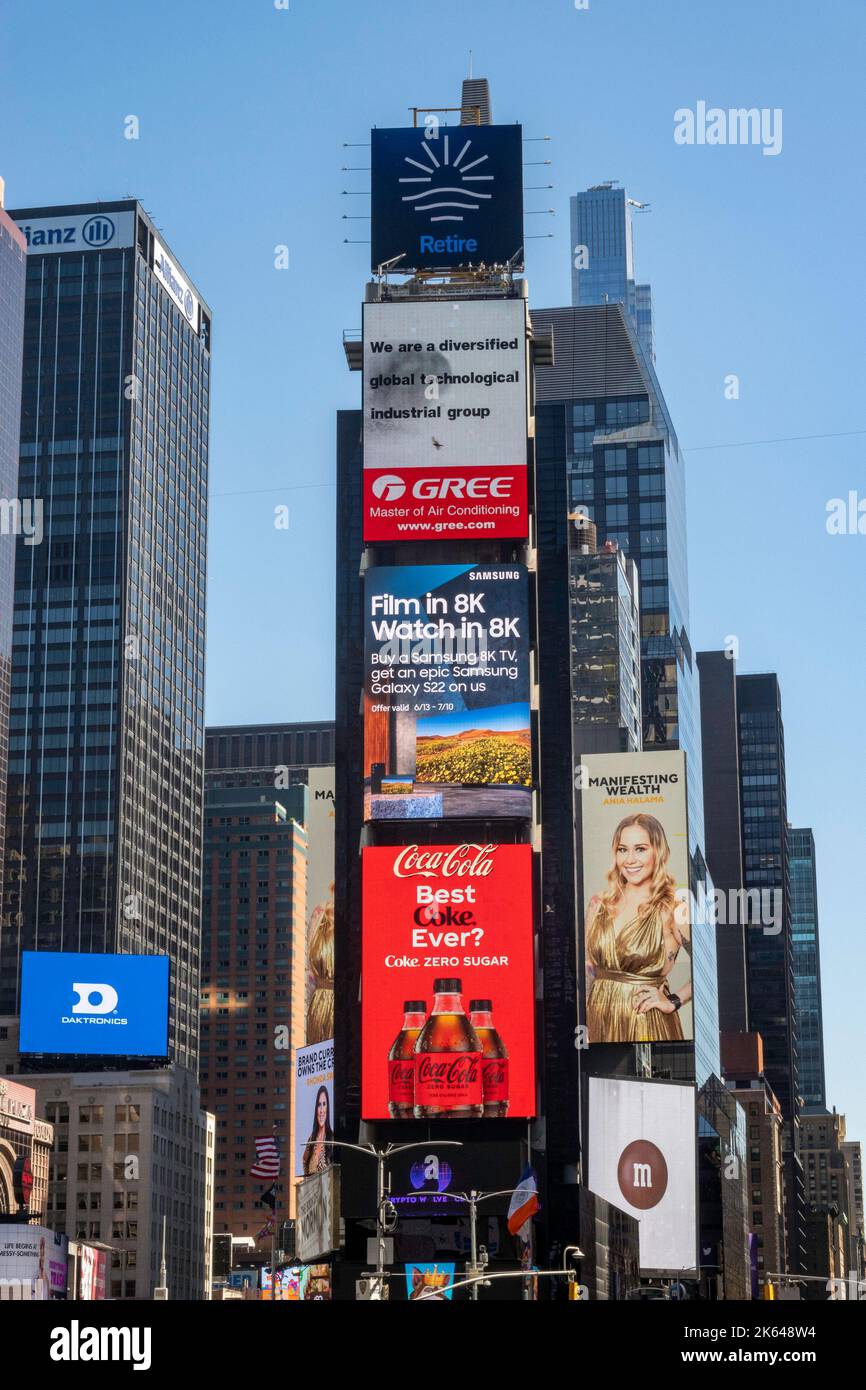 Der Times Square ist das Herz des Theaterviertels mit hellen Lichtern und Anzeigen in New York City, USA 2022 Stockfoto
