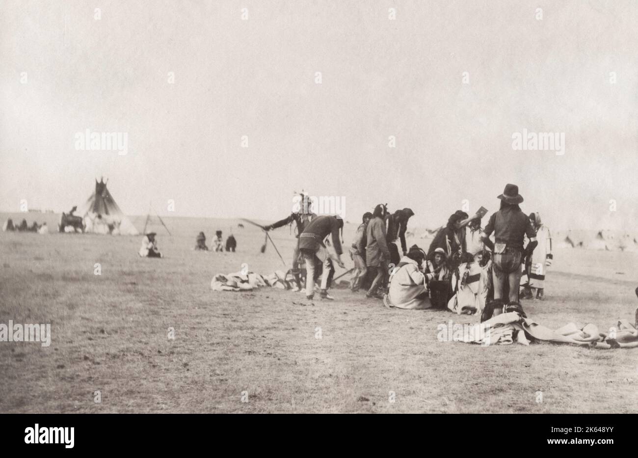 19. Jahrhundert Vintage-Fotografie - Indianer, erste Nation Völker, Blackfoot Reserve, Kanada, Foto William Notman, c.1880. Bildunterschrift: Indischer Tanz, Blackfoot Reserve. Stockfoto