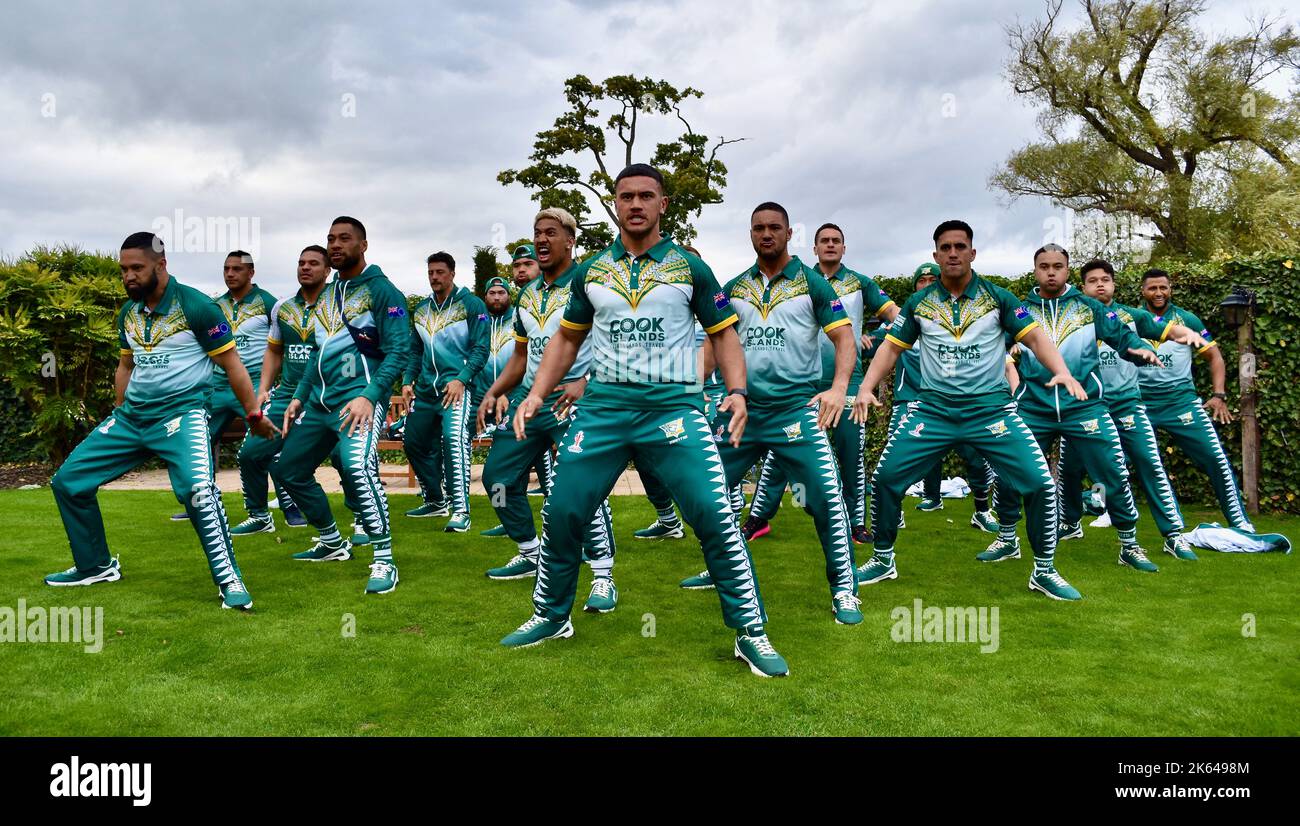 Darlington, Großbritannien. 11 Okt 2022. Die Männer der Rugby-League-Weltmeisterschaft der Cook-Inseln sind in der Rockliffe Hall angekommen, wo sie während ihrer Kampagne RLWC2021, die ein Spiel gegen die Rivalen Tonga im Riverside Stadium von Middlesbrough umfasst, drei Wochen lang ihren Sitz haben werden. Die Mannschaft wurde mit einer jungen Blaskapelle und jungen Spielern von Yarm Wolves begrüßt, bevor sie lokale Vertreter und die Medien trafen. Sie führten auch den Haka auf. Quelle: Teesside Snapper/Alamy Live News Stockfoto