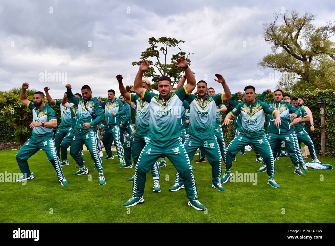 Darlington, Großbritannien. 11 Okt 2022. Die Männer der Rugby-League-Weltmeisterschaft der Cook-Inseln sind in der Rockliffe Hall angekommen, wo sie während ihrer Kampagne RLWC2021, die ein Spiel gegen die Rivalen Tonga im Riverside Stadium von Middlesbrough umfasst, drei Wochen lang ihren Sitz haben werden. Die Mannschaft wurde mit einer jungen Blaskapelle und jungen Spielern von Yarm Wolves begrüßt, bevor sie lokale Vertreter und die Medien trafen. Sie führten auch den Haka auf. Quelle: Teesside Snapper/Alamy Live News Stockfoto