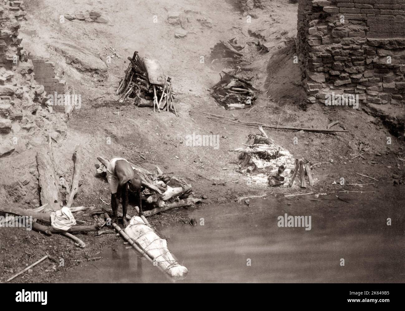 1880 - toter Körper für die Einäscherung, brennen Ghat, Benares (Varanasi) Indien Stockfoto