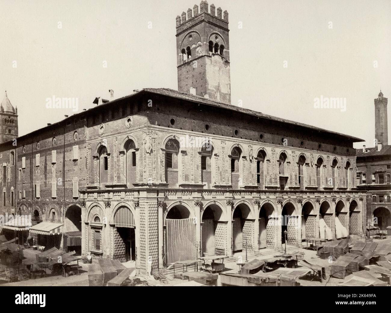 19. Jahrhundert Vintage-Foto - Palast, Palazzo im historischen Zentrum von Genua, mit Straßenmarkt, Bild c.1880 Stockfoto