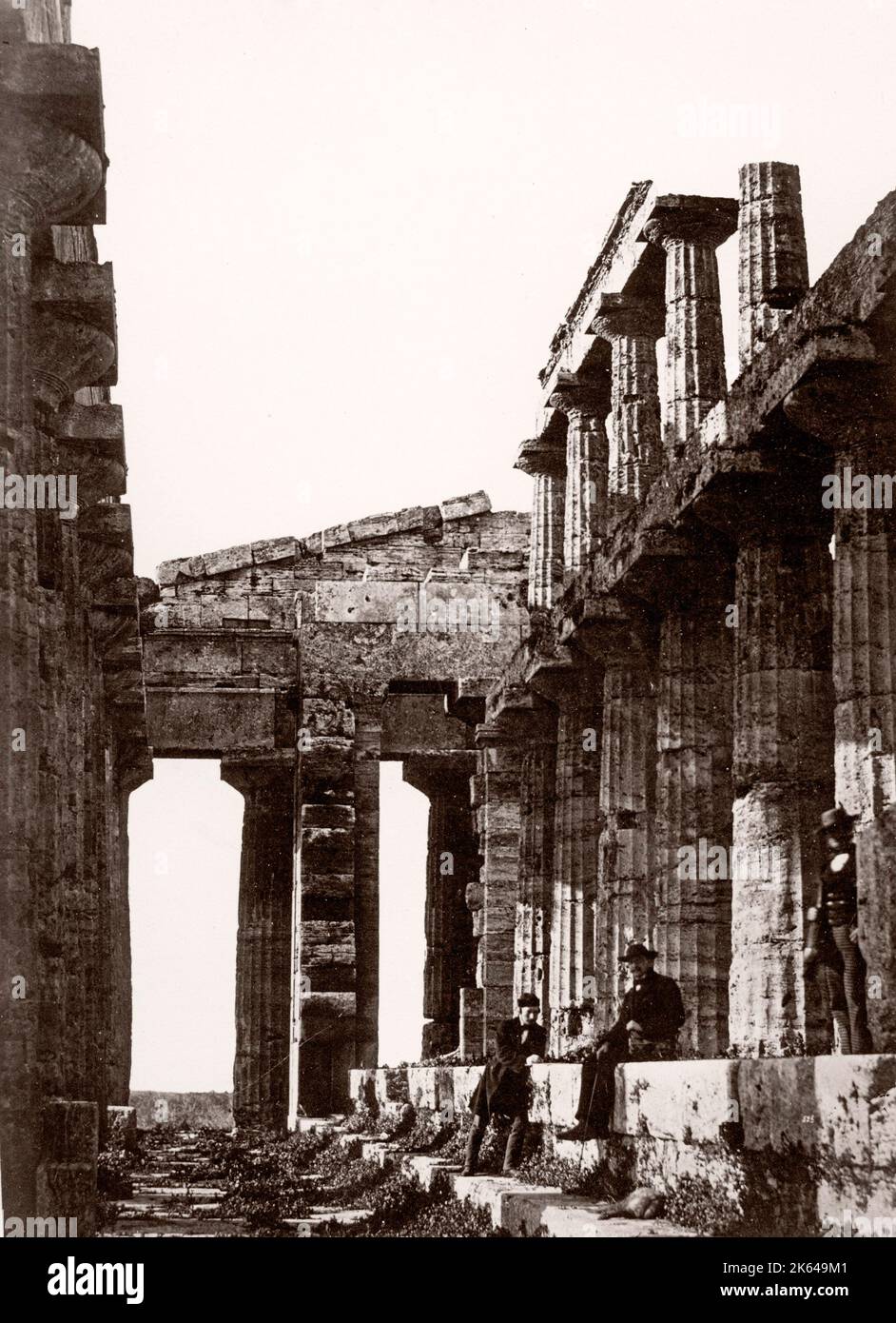 19th Jahrhundert Vintage-Fotografie, Italien c,1870s Innenraum des Tempels in Paestum Stockfoto