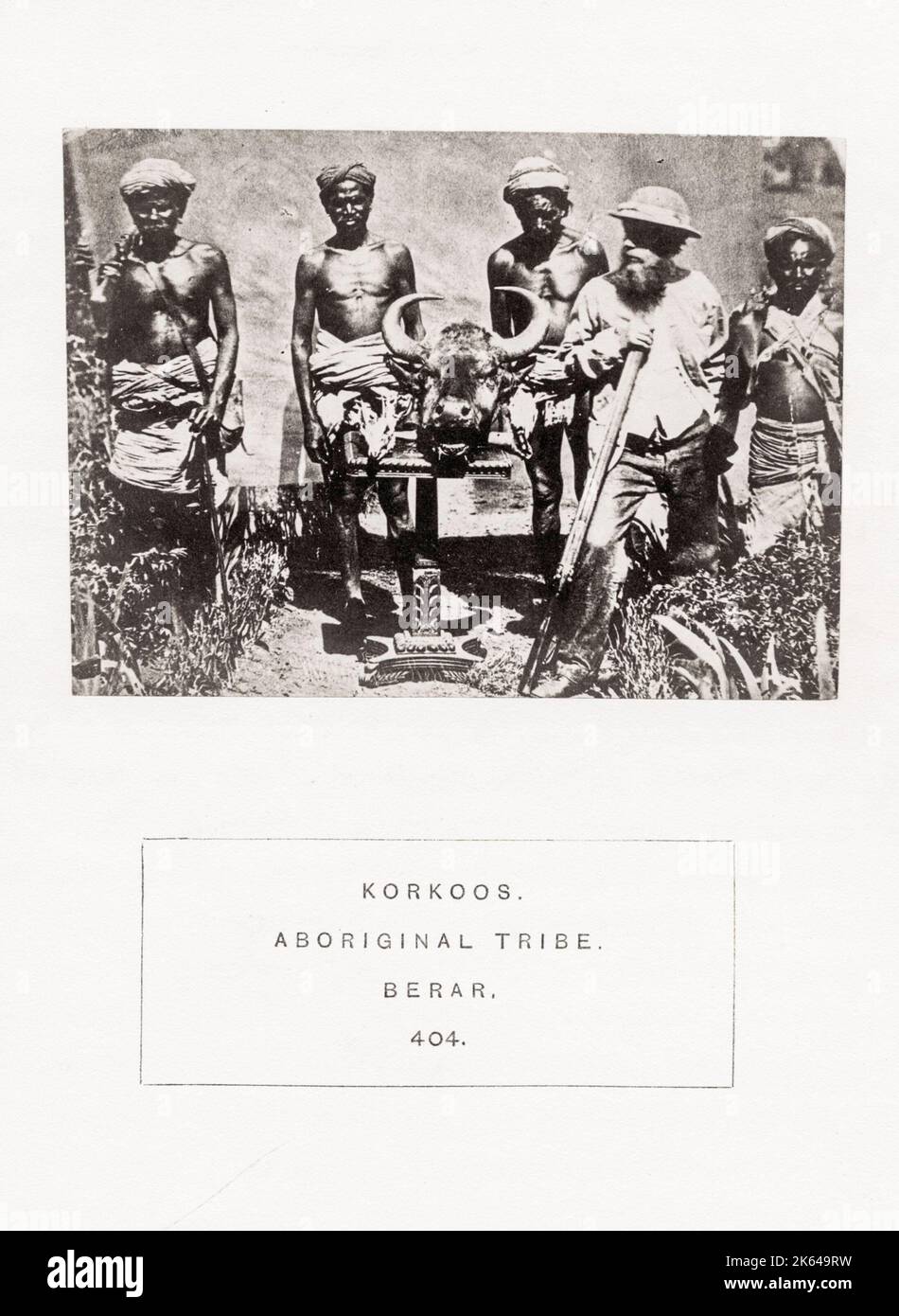 Vintage 19. Jahrhundert Foto: Die Menschen in Indien: Eine Reihe von fotografischen Illustrationen, mit Beschreibenden Briefedruck, der Rassen und Stämme von Hindustan - veröffentlicht in den 1860er Jahren im Auftrag des Vizekönigs, Lord Canning - Korkoos, Stamm der Aborigines, Berar. Fotografiert mit dem europäischen Großwildjäger und seinen Trophäen. Stockfoto