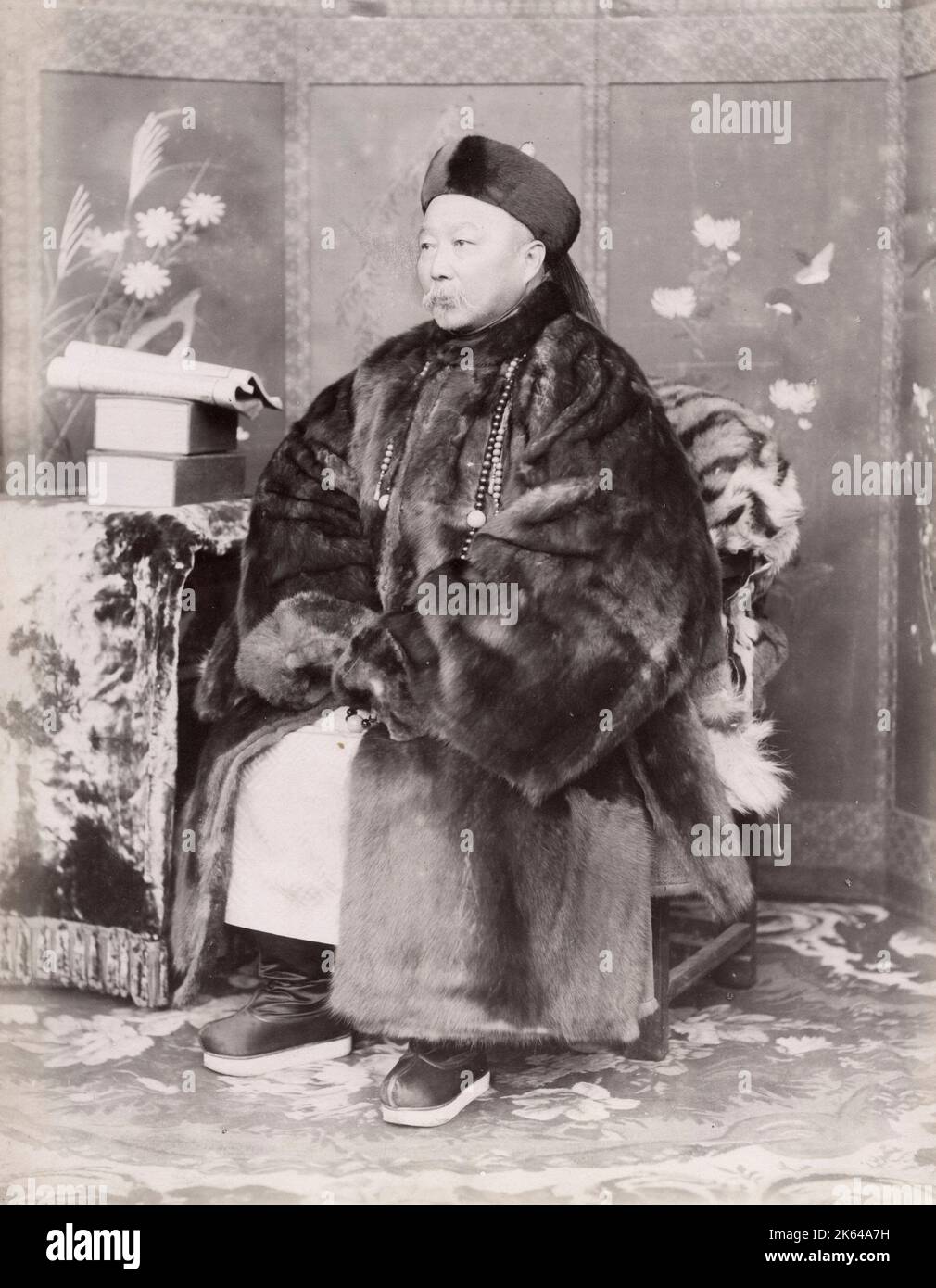 Vintage Ende 19th Jahrhundert Foto: Hochrangiger chinesischer Beamter in Pelzmantel, China. Stockfoto