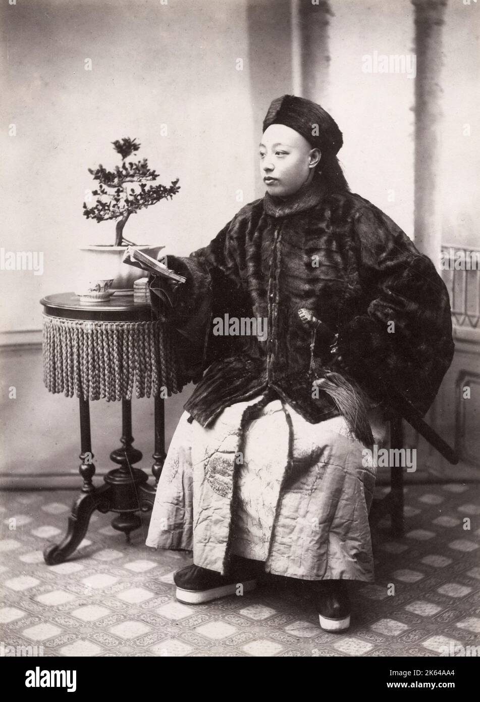 Vintage Ende 19th Jahrhundert Foto: Hochrangiger chinesischer Mann in einem Pelzmantel, China. Stockfoto