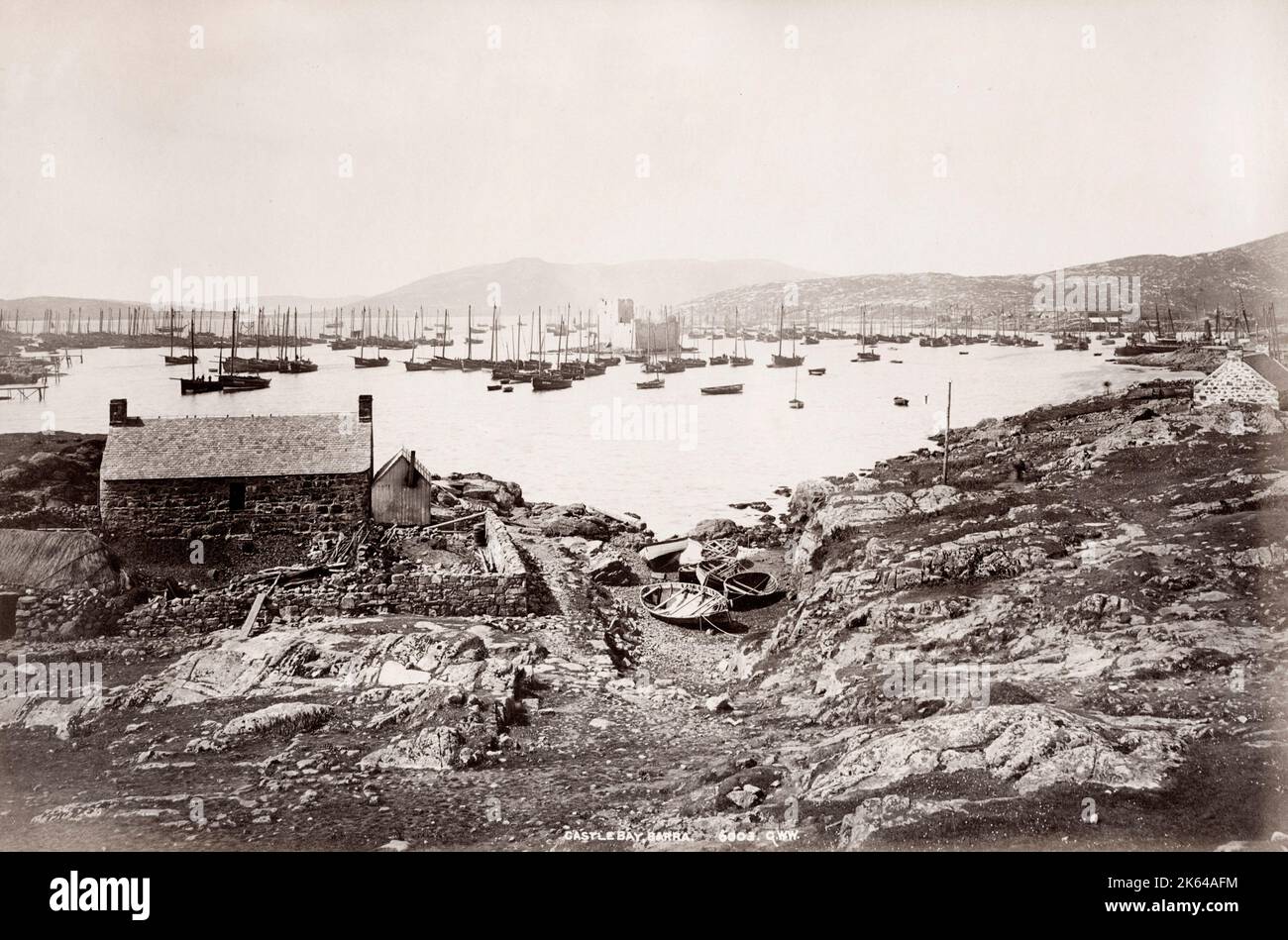 Vintage 19. Jahrhundert Foto: Castle Bay Barra, Schottland, Fischerboote gebunden, Bild c.1880, George Washington Wilson. Stockfoto