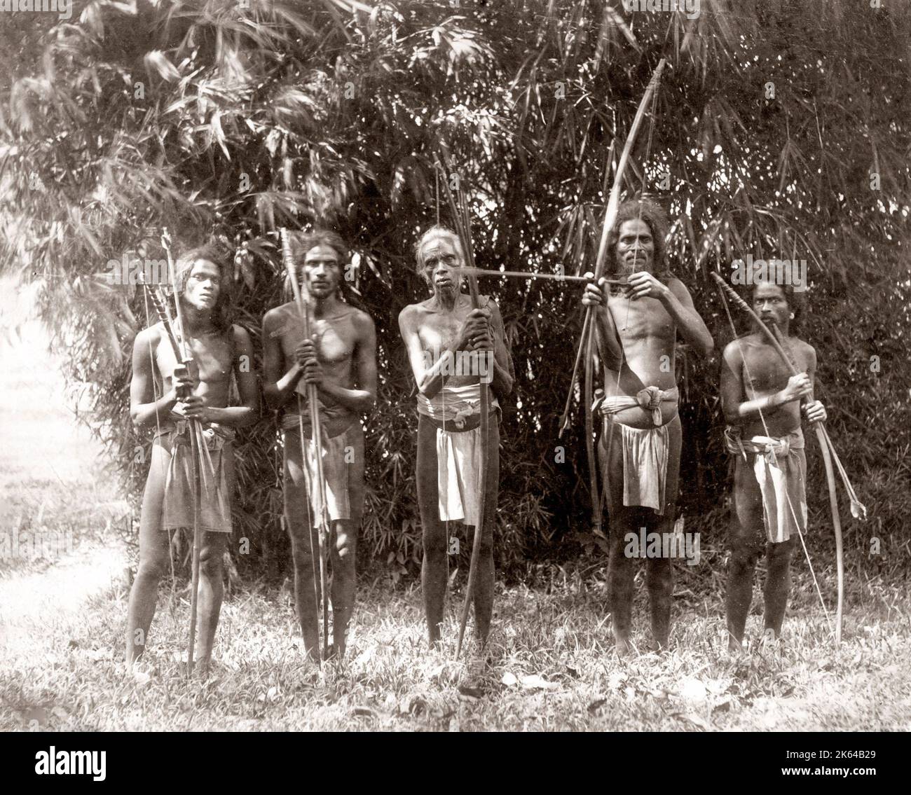 Männer aus dem Veddah Stamm, Bögen und Pfeile, Ceylon, Sri Lanka, c 1880 s Stockfoto