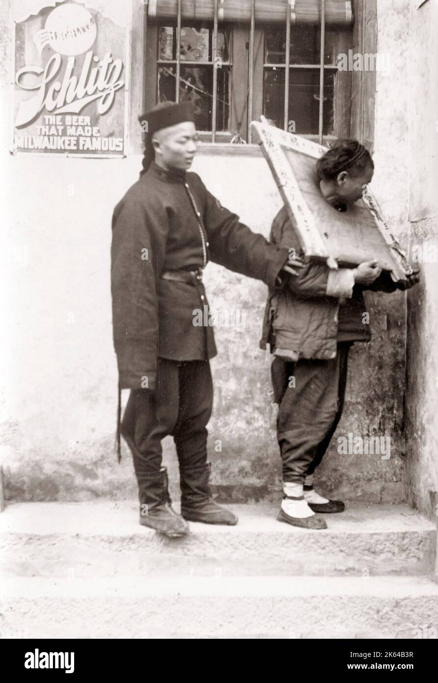 c.1890 China - chinesischer Gefangener in Cangue und Wache Stockfoto