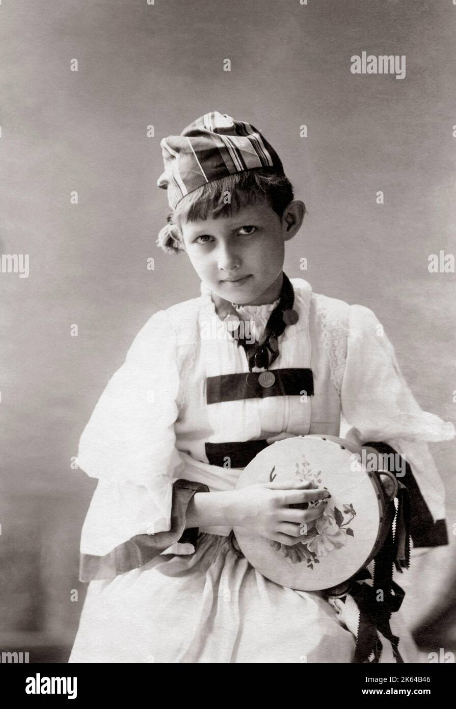 Junge europäische Junge mit Tamburin, Indien, c 1880 Stockfoto