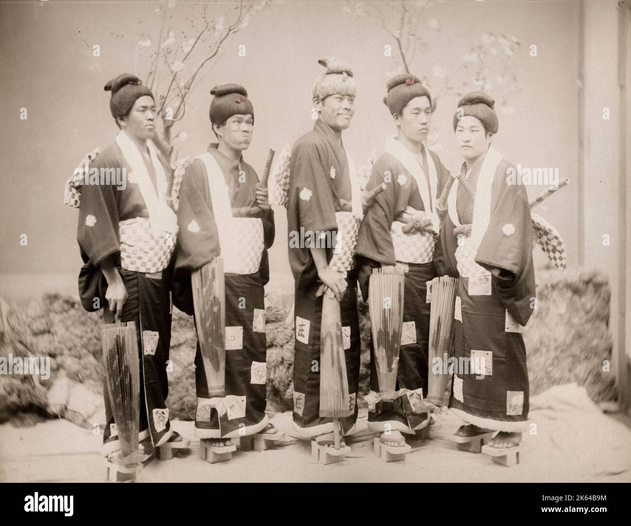 19. Jahrhundert Vintage-Foto - Gruppe von Cross-Dressing Männer, Phantasie Kleid, Japan, um 1890. Stockfoto