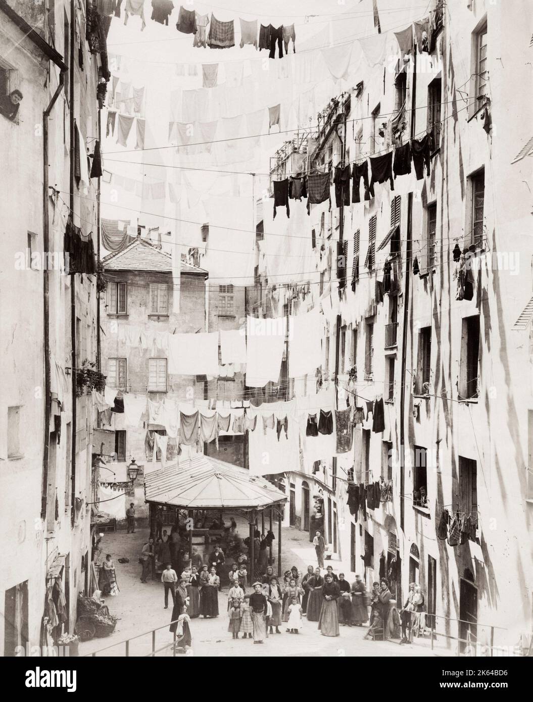 Vintage 19. Jahrhundert Foto: Arbeiterstraße mit überhängenden Waschanlagen, Truogoli di Santa Brigida, Genua, Genua, Italien, um 1890. Stockfoto