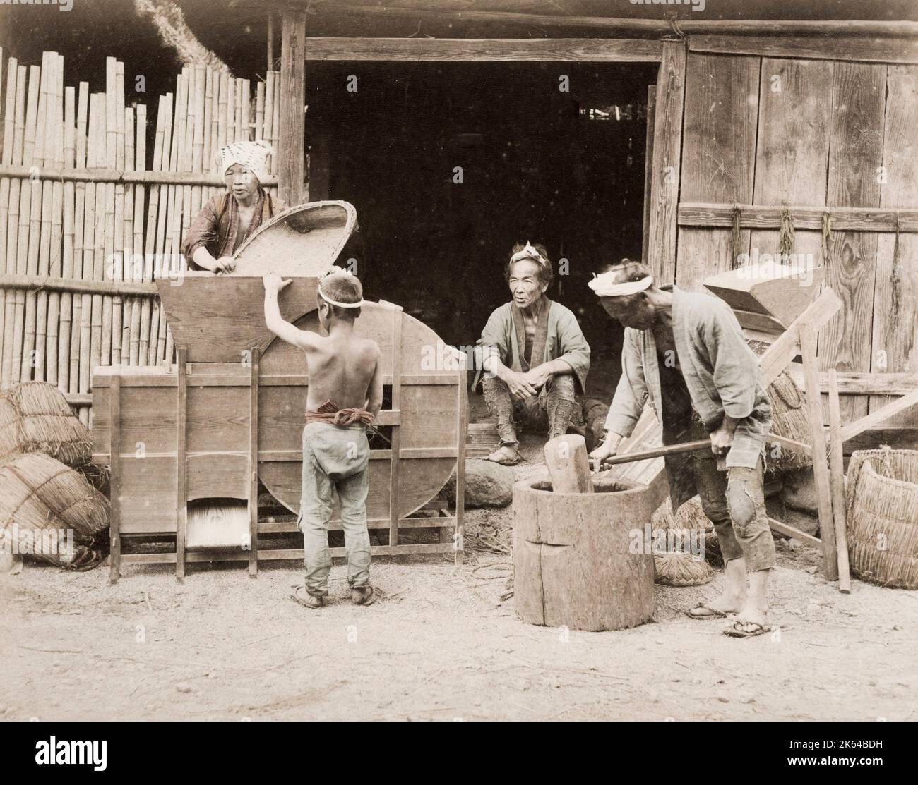 Vintage 19. Jahrhundert Foto: Landwirtschaft, Landwirtschaft, Lebensmittelverarbeitung, stampfender Reis - die letzte Reinigung mit Ventilatoren, Japan. Stockfoto