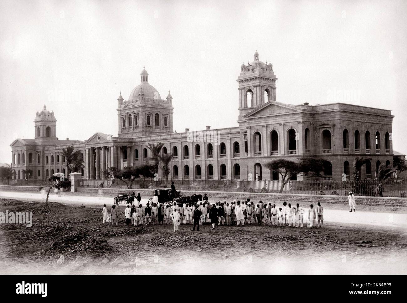 C. 1880s Indien Pakistan - Schüler außerhalb Holkar College Karachi Stockfoto