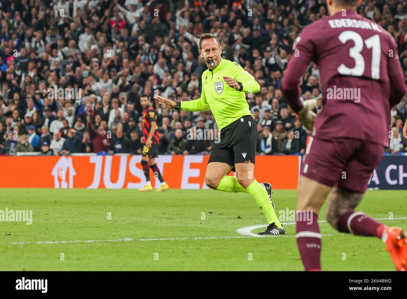 Kopenhagen, Dänemark. 11. Oktober 2022. Schiedsrichter Artur Dias beim UEFA Champions League-Spiel zwischen dem FC Kopenhagen und Manchester City im Park in Kopenhagen. (Foto: Gonzales Photo/Alamy Live News Stockfoto