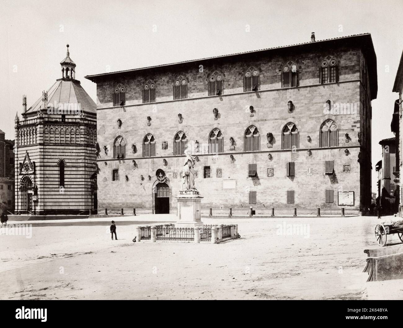 Oldtimer-Fotografie aus dem 19. Jahrhundert - Palazzo Pretorio oder Palazzo del PodestÃƒÂ , Pistoia, Toskana, Italien. Das heutige Gebäude, das hauptsächlich ein neogotisches Gebäude aus dem 19. Jahrhundert ist, beherbergt heute die lokalen Gerichte von Pistoia (Tribunale di Pistoia). Stockfoto