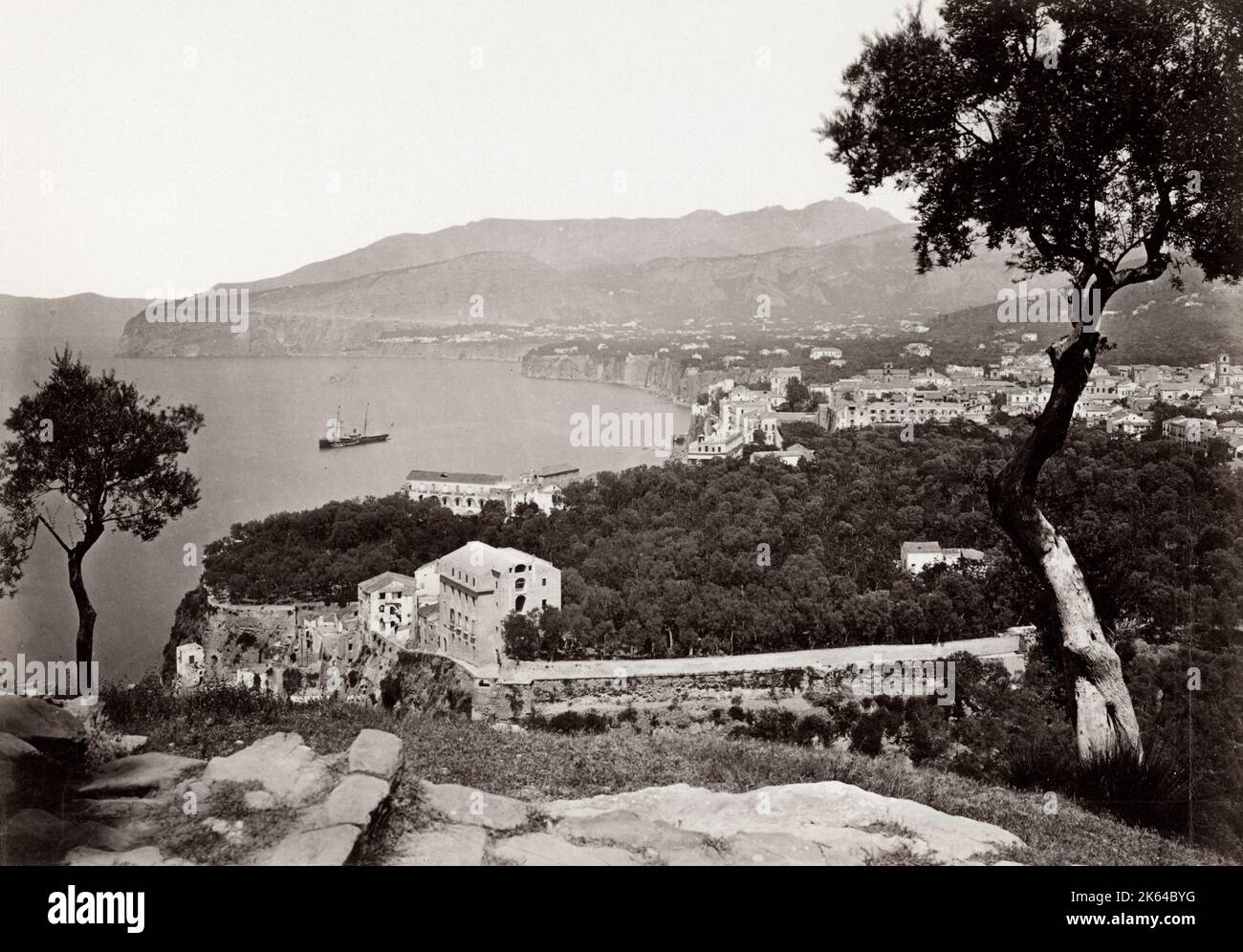 19. Jahrhundert Vintage-Fotografie - Ansicht von Sorrento, von Capodimonte, Italien um 1880, mit Schiff in der Bucht. Stockfoto