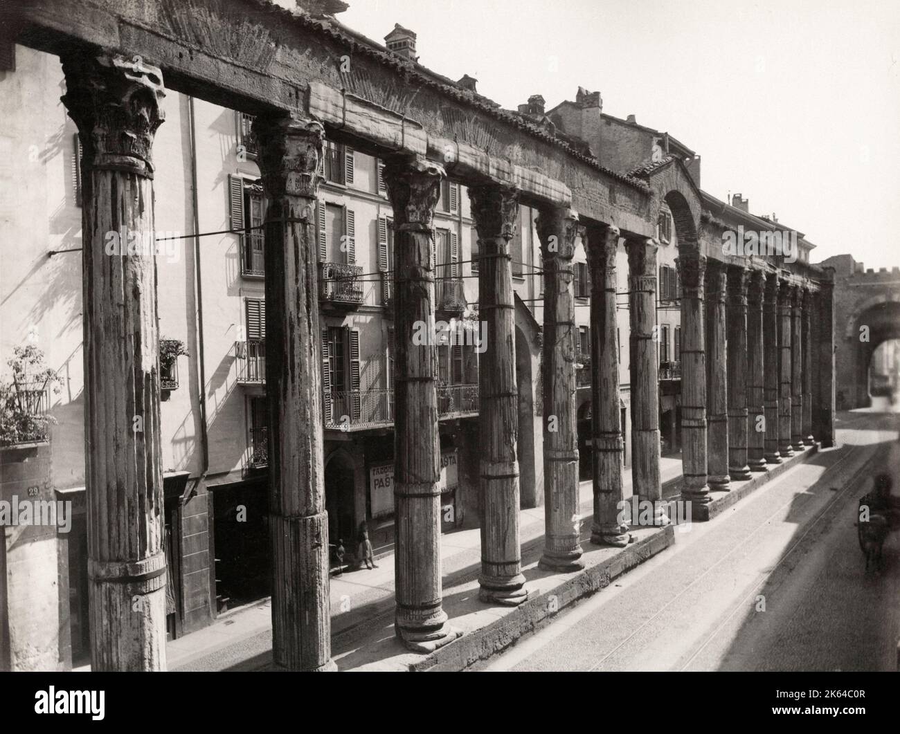 19. Jahrhundert Vintage-Foto - die Colonne di San Lorenzo oder Säulen von San Lorenzo ist eine Gruppe von alten römischen Ruinen, vor der Basilika von San Lorenzo im Zentrum von Mailand, Region der Lombardei, Norditalien. Stockfoto