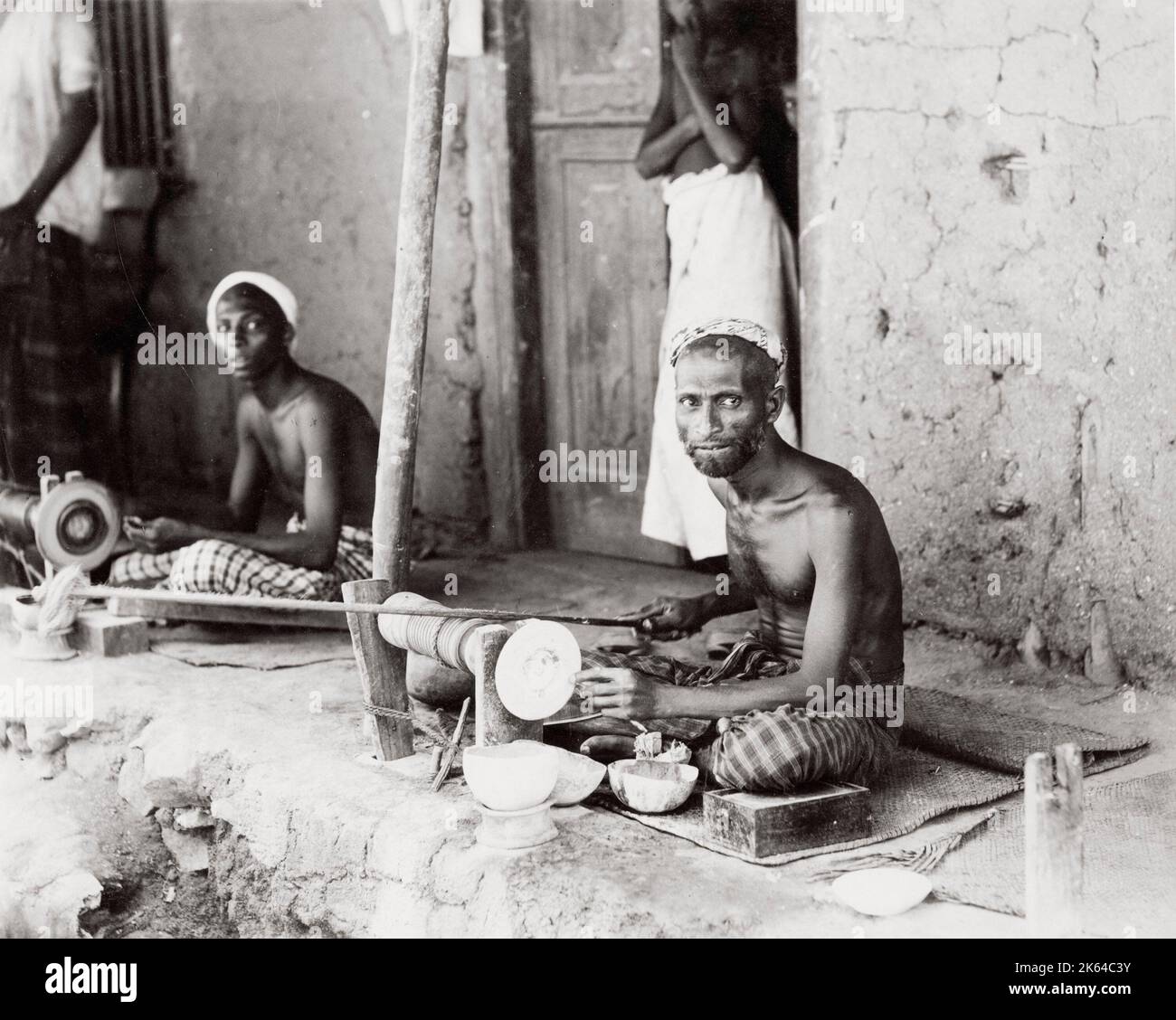 Vintage 19. Jahrhundert Foto: Handwerker, Holzdreher bei der Arbeit auf Drehmaschinen, Indien. Stockfoto