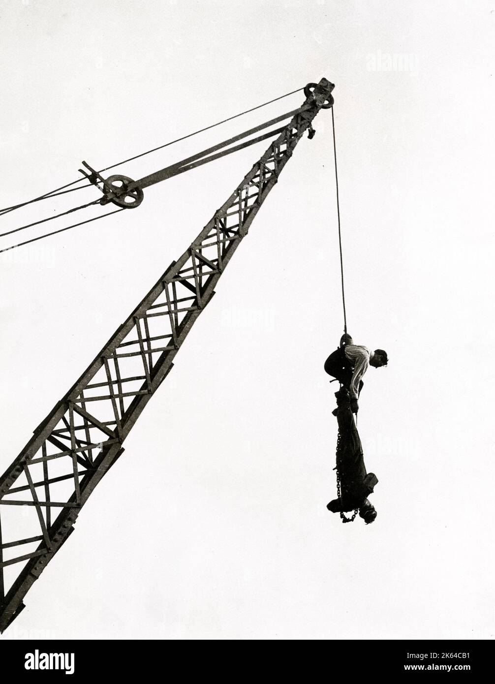 Film Stuntman in einer Zwangsjacke hängenden Kopf von einem Kran, London, c 1920 s Stockfoto