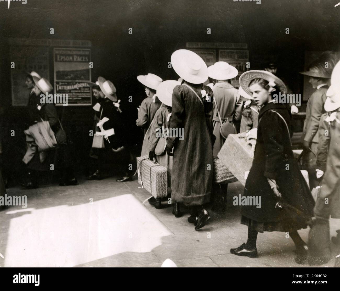 Englisch die Schülerinnen auf eine Reise nach Paris Frankreich, c 1920 s Stockfoto